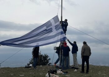 Με παρέμβαση εθελοντών κυματίζει ξανά η ελληνική σημαία στο ύψωμα «Αυγό»