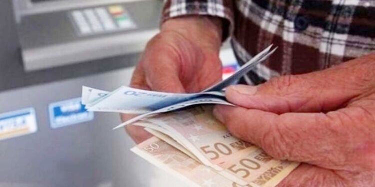 Σσσσσ…..Ψίθυροι – Νεκρό δελφίνι ξεβράστηκε στο Παληό –  Στην ουρά του ήταν δεμένο ένα σχοινί