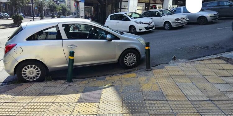 Πρόστιμο και αφαίρεση διπλώματος αν παρκάρεις σε θέση για άτομα με αναπηρία