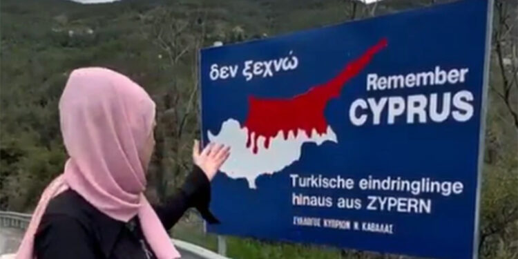 Στημένο ρεπορτάζ από τουρκικά ΜΜΕ: Παρουσιάζουν ως… απειλητική την πινακίδα για την Κύπρο στην είσοδο της Καβάλας