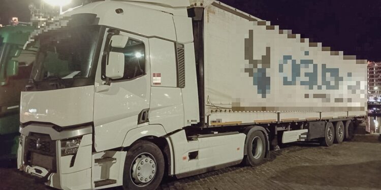 Καβάλα: Σύλληψη διακινητή – Μετέφερε τέσσερις αλλοδαπούς στο φορτηγό που οδηγούσε